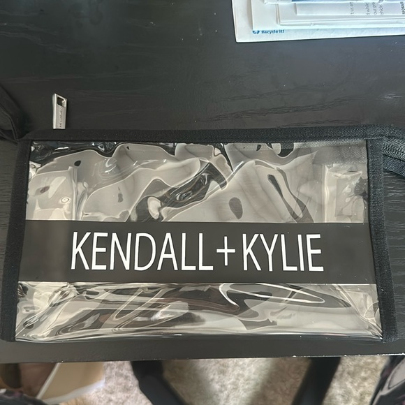 🔥NEW KENDALL+KYLIE CLEAR NAKEUP POUCH 🔥 - Picture 1 of 1